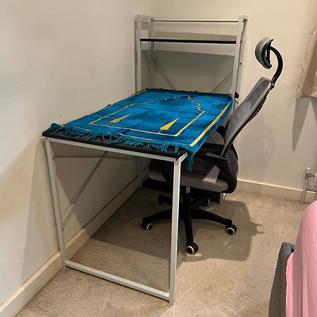 London Holiday Home Newly Refurbished - Entire 4 Bedroom Private House With Kitchen, Living Room & Private Garden - 1 Cape House London, Within 30 Mins From Central London, London Bridge & Canary Wharf Luaran gambar