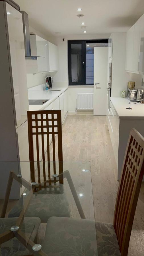 London Holiday Home Newly Refurbished - Entire 4 Bedroom Private House With Kitchen, Living Room & Private Garden - 1 Cape House London, Within 30 Mins From Central London, London Bridge & Canary Wharf Luaran gambar