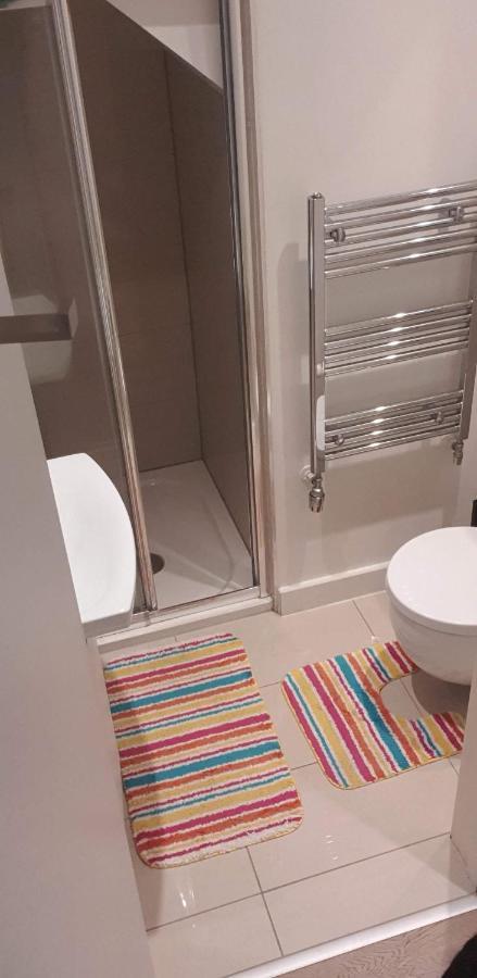 London Holiday Home Newly Refurbished - Entire 4 Bedroom Private House With Kitchen, Living Room & Private Garden - 1 Cape House London, Within 30 Mins From Central London, London Bridge & Canary Wharf Luaran gambar