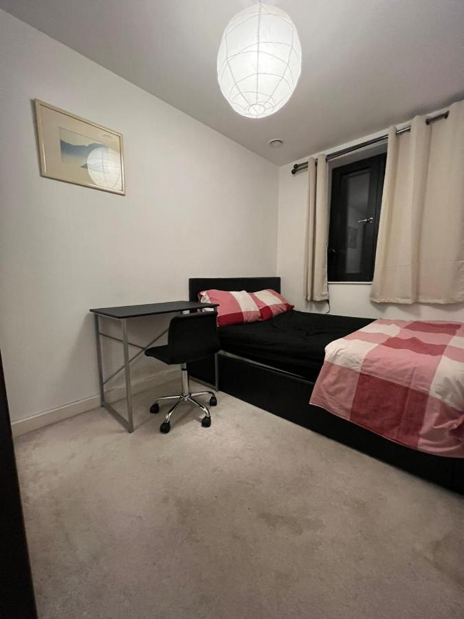London Holiday Home Newly Refurbished - Entire 4 Bedroom Private House With Kitchen, Living Room & Private Garden - 1 Cape House London, Within 30 Mins From Central London, London Bridge & Canary Wharf Luaran gambar