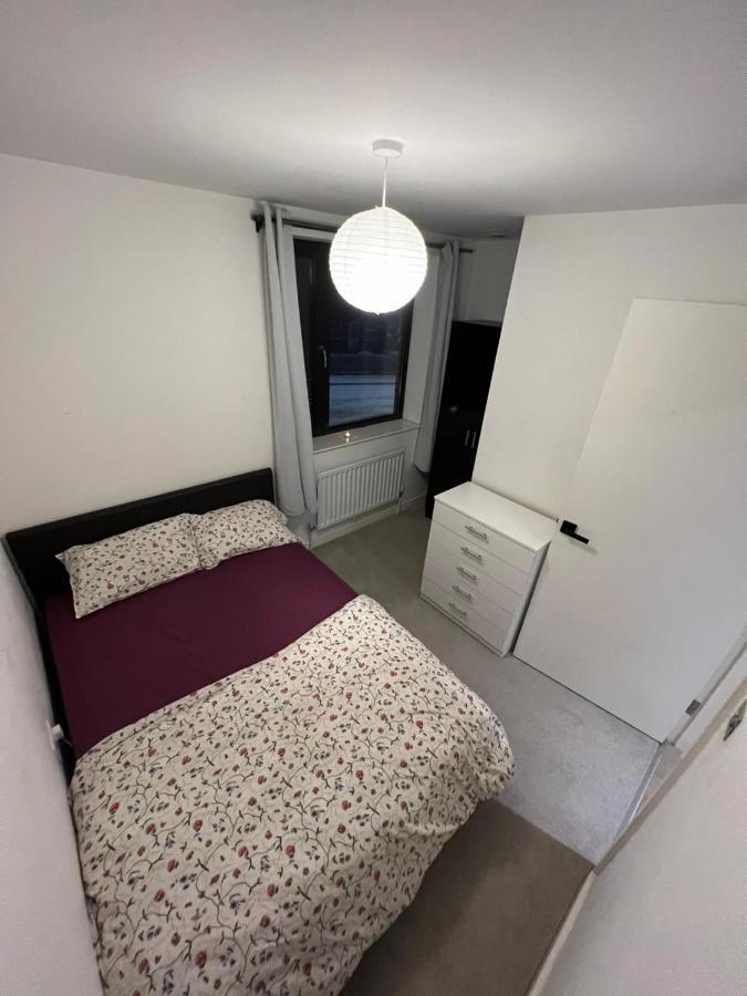 London Holiday Home Newly Refurbished - Entire 4 Bedroom Private House With Kitchen, Living Room & Private Garden - 1 Cape House London, Within 30 Mins From Central London, London Bridge & Canary Wharf Luaran gambar