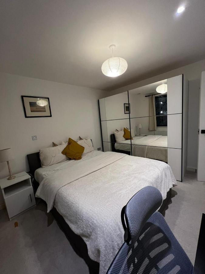 London Holiday Home Newly Refurbished - Entire 4 Bedroom Private House With Kitchen, Living Room & Private Garden - 1 Cape House London, Within 30 Mins From Central London, London Bridge & Canary Wharf Luaran gambar