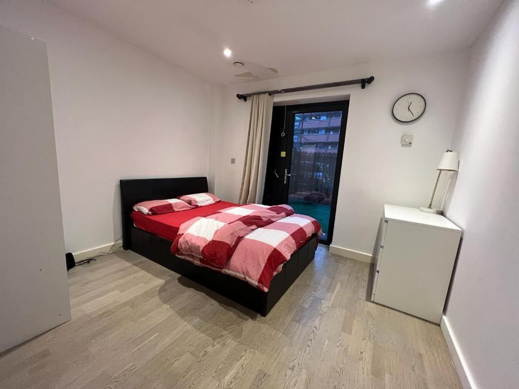 London Holiday Home Newly Refurbished - Entire 4 Bedroom Private House With Kitchen, Living Room & Private Garden - 1 Cape House London, Within 30 Mins From Central London, London Bridge & Canary Wharf Luaran gambar