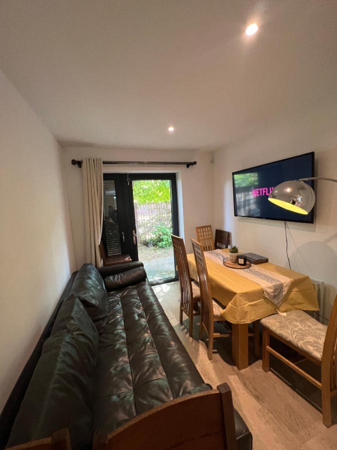 London Holiday Home Newly Refurbished - Entire 4 Bedroom Private House With Kitchen, Living Room & Private Garden - 1 Cape House London, Within 30 Mins From Central London, London Bridge & Canary Wharf Luaran gambar